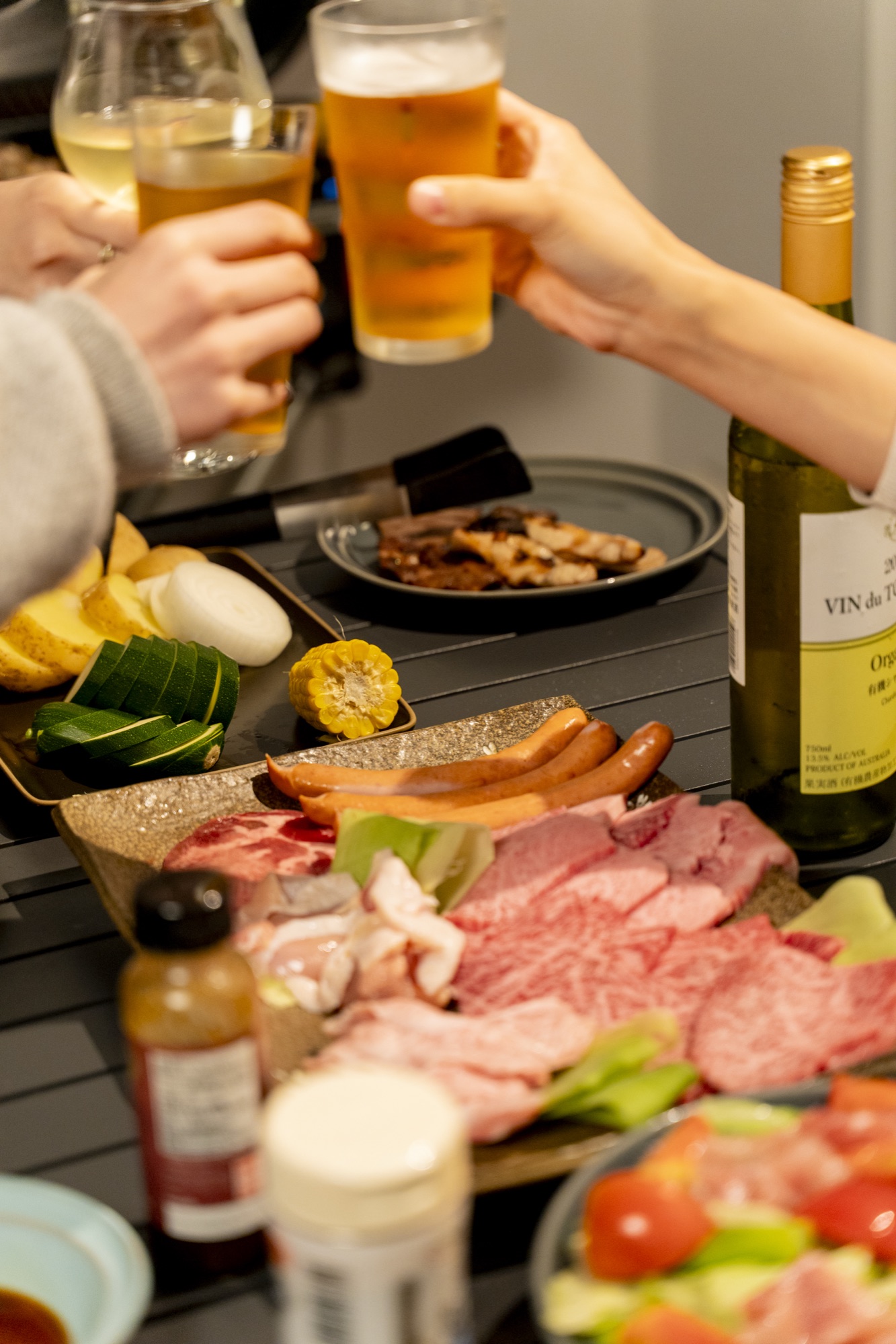 BBQディナーで乾杯する女性たち