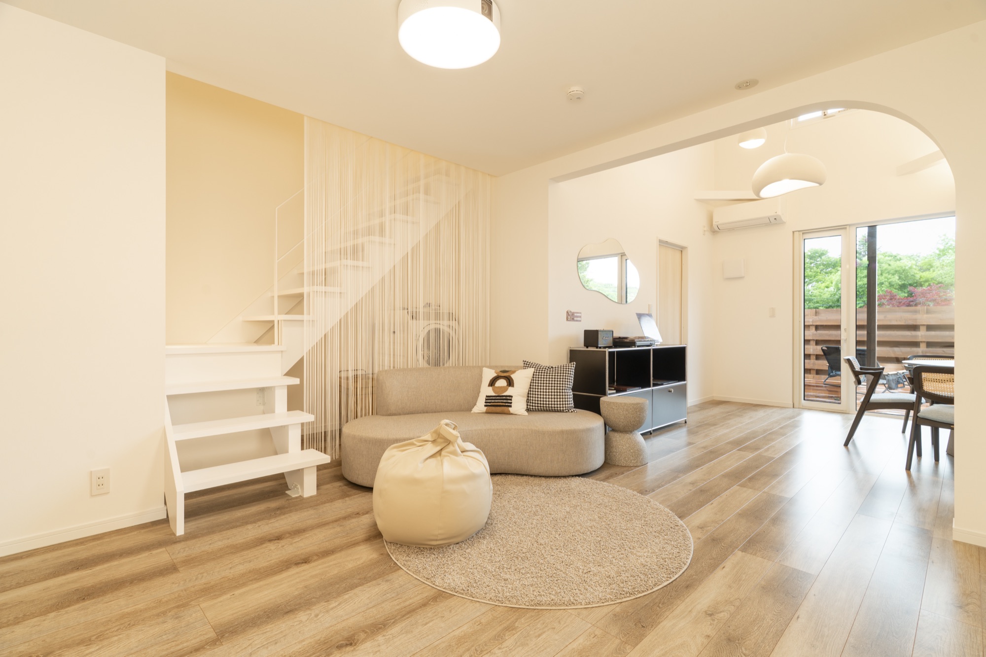 朝の光が差し込むリビング